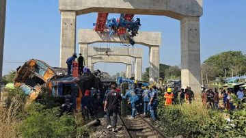 Tragedia en Tailandia: una grúa cayó sobre un tren y dejó al menos 30 muertos y 67 heridos