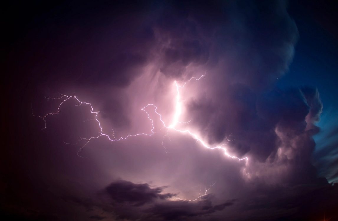 Tuvo que ser hospitalizado tras quedar expuesto a la onda expansiva de un rayo