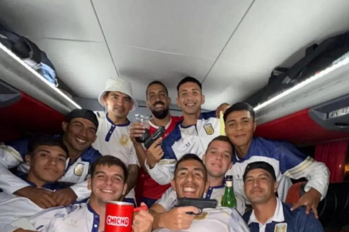 Jugadores de Tucumán Central posaron con armas y tuvieron que aclarar el escándalo que provocaron