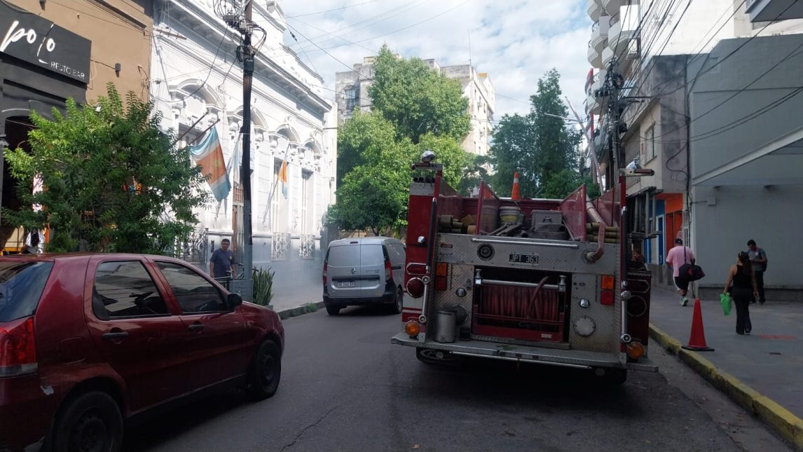 Fumigación en la Biblioteca 9 de Julio alarmó a los vecinos y llamaron a los bomberos