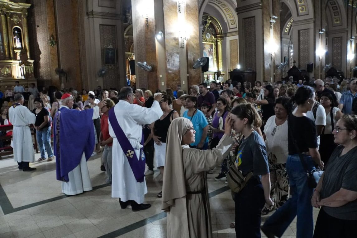La Iglesia Católica celebró el inicio de la Cuaresma con el Miércoles de Ceniza en la Catedral