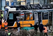 Milán: un tranvía descarriló, chocó contra un edificio y dejó al menos dos muertos