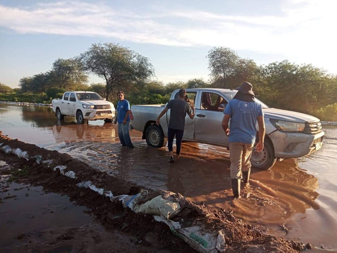 Asisten a familias de La Candelaria por la crecida del Río Salado