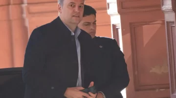 Manuel Adorni compartió una frase falsa del Indio Solari y generó fuertes críticas