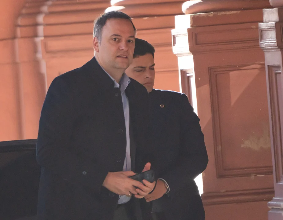 Manuel Adorni compartió una frase falsa del Indio Solari y generó fuertes críticas