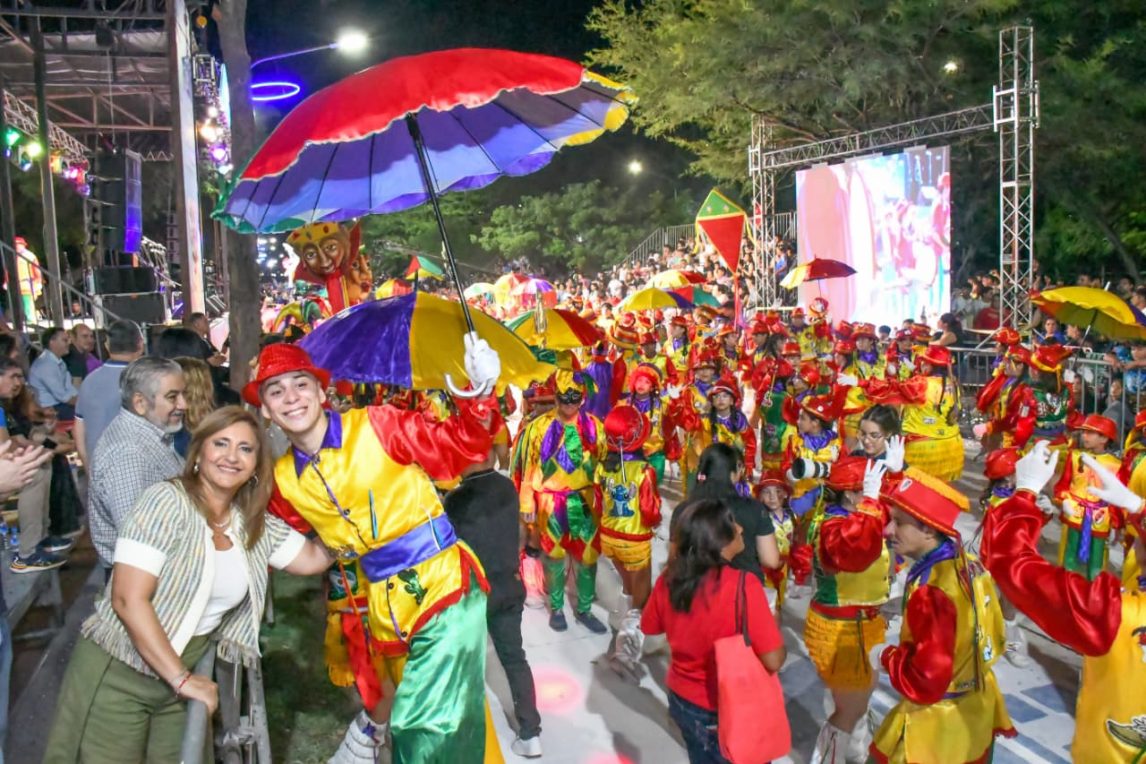 Más de 1500 bailarines le dieron ritmo a la Costanera en el regreso del Corso a Santiago