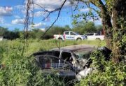 Reventó un neumático, despistó y chocó contra un árbol: tres jóvenes se salvaron de milagro en la Ruta 16