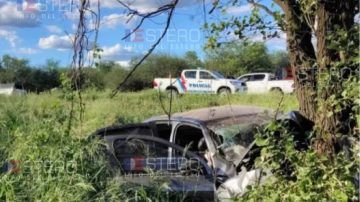 Reventó un neumático, despistó y chocó contra un árbol: tres jóvenes se salvaron de milagro en la Ruta 16