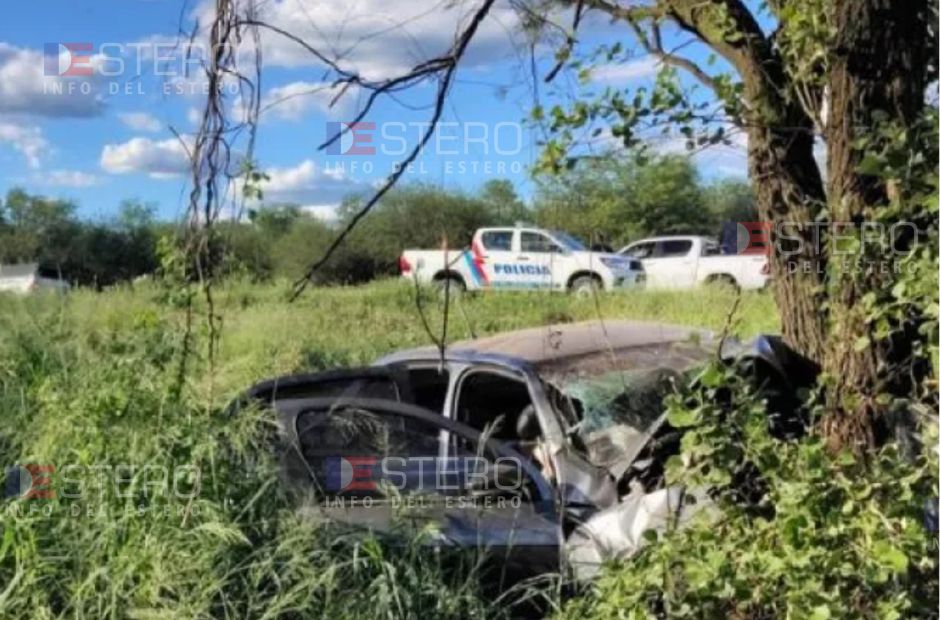 Reventó un neumático, despistó y chocó contra un árbol: tres jóvenes se salvaron de milagro en la Ruta 16