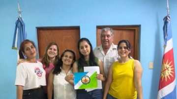 Los Juríes oficializó su Bandera Institucional “Raíces que Suenan”