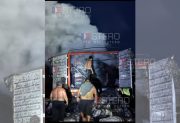 Un camión con toneladas de carbón se incendió cerca de Garza