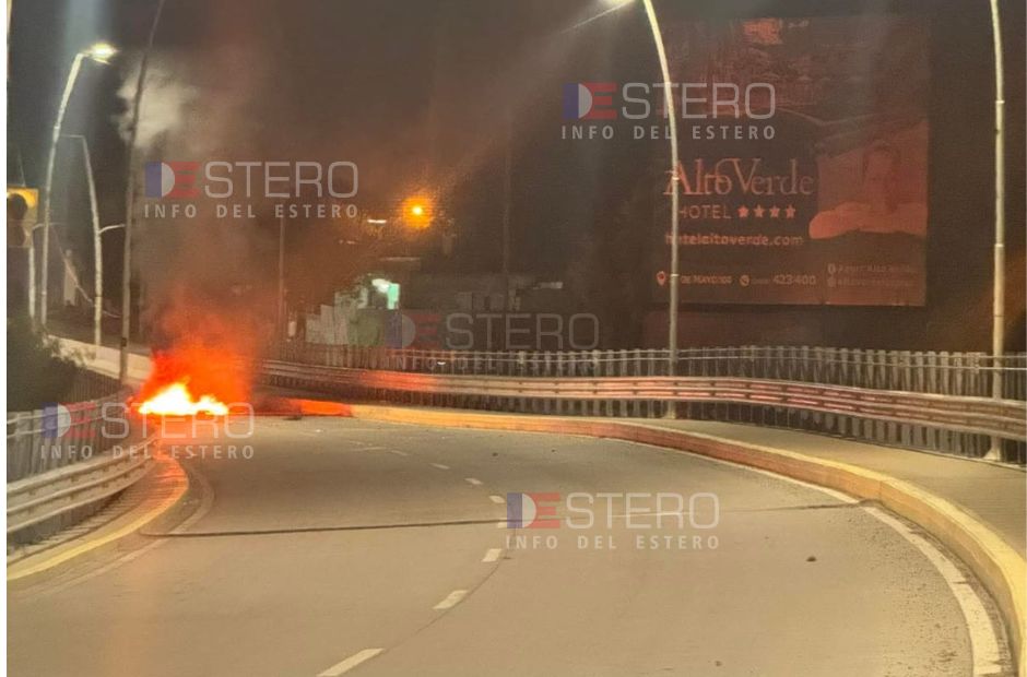 Familiares de Emilia Medina, queman gomas y cortan el puente de ingreso al centro de Las Termas