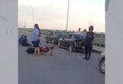 Dos motociclistas chocaron contra un auto que era remolcado en el “Puente Nuevo” de Las Termas