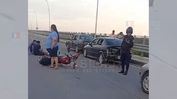 Dos motociclistas chocaron contra un auto que era remolcado en el “Puente Nuevo” de Las Termas
