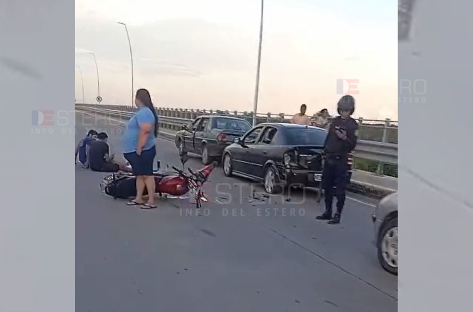 Dos motociclistas chocaron contra un auto que era remolcado en el “Puente Nuevo” de Las Termas
