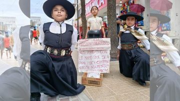 Bailarines de Troperos Malambo recauda fondos en las peatonales para renovar su indumentaria