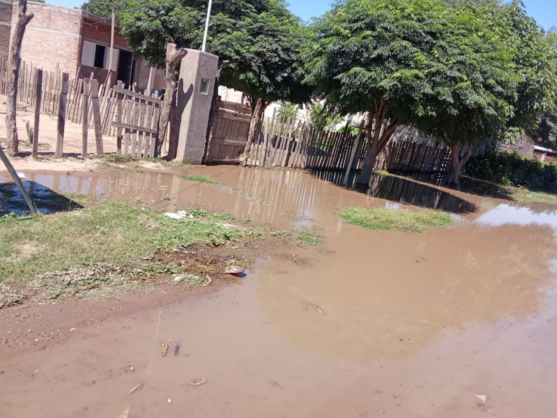 Caño roto dejó a familias bajo el agua y calles intransitables en el barrio Santa Rosa de Lima