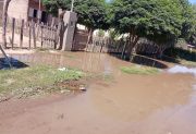 Caño roto dejó a familias bajo el agua y calles intransitables en el barrio Santa Rosa de Lima