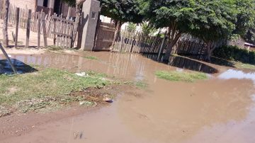 Caño roto dejó a familias bajo el agua y calles intransitables en el barrio Santa Rosa de Lima