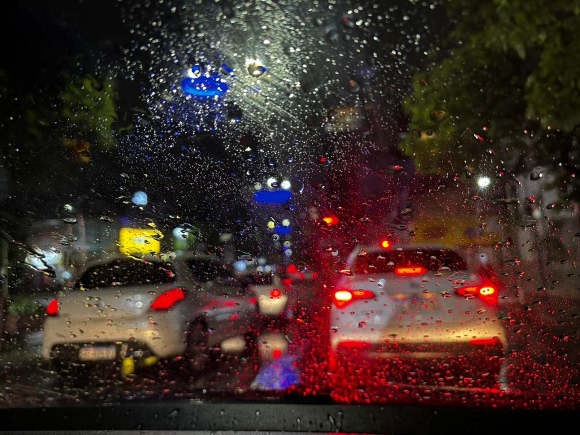 Con algunas ráfagas y lluvia, la tormenta llegó en la madrugada a Santiago y rige alerta amarilla