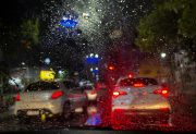Con algunas ráfagas y lluvia, la tormenta llegó en la madrugada a Santiago y rige alerta amarilla