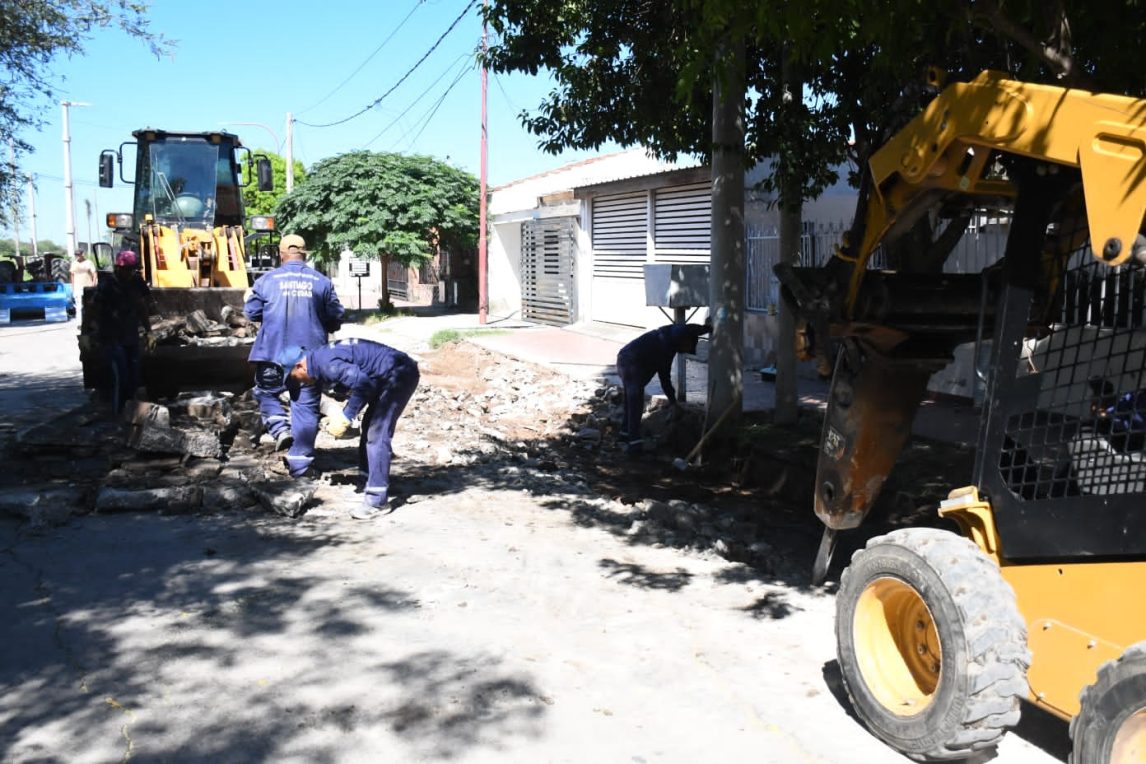 Obras Públicas de la municipalidad trabaja en la reparación de la calle Juan Felipe Ibarra del barrio Autonomía