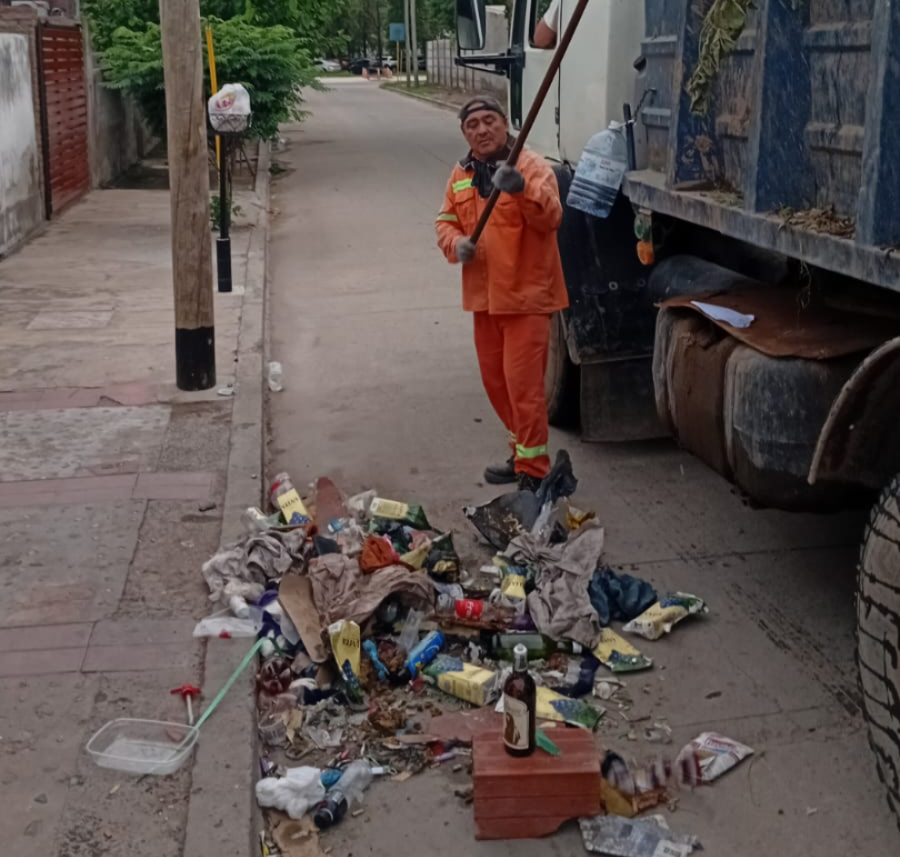El fiscal municipal recordó que se aplican multas a quienes depositan residuos sin embolsar en la vía pública