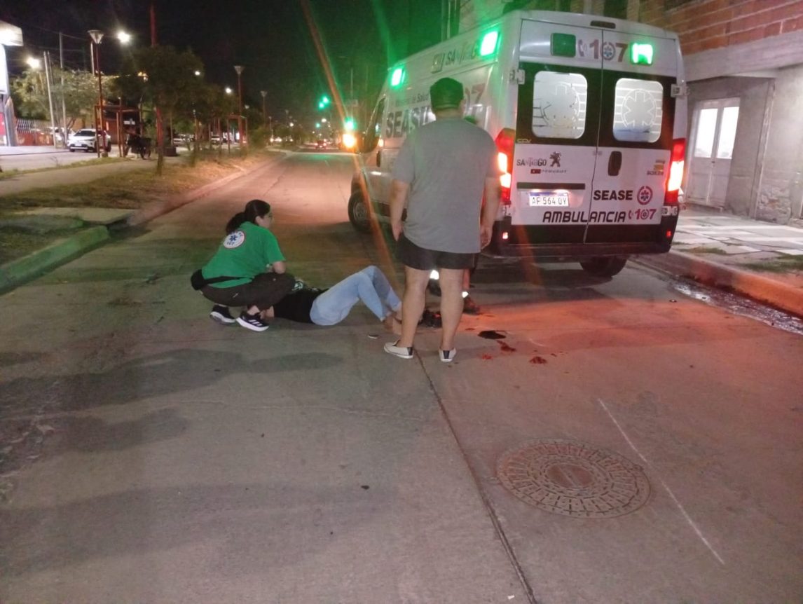 Durísimo accidente: se le cruzó un perro y terminó tendida sobre la Av. Colón