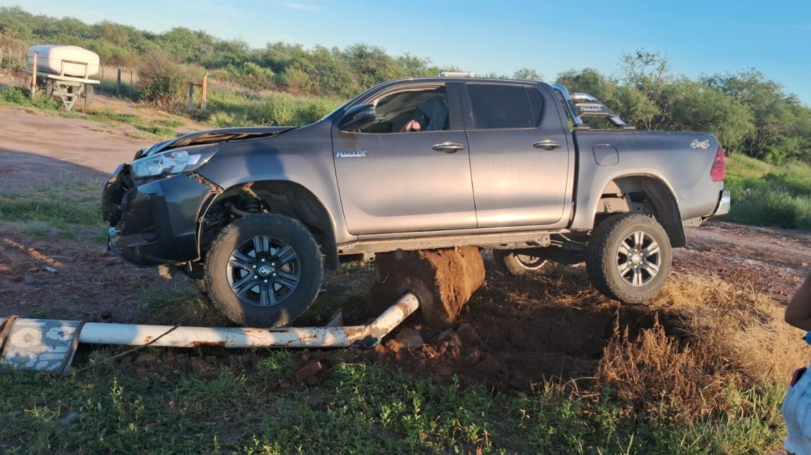 Violento choque: una camioneta se estrelló contra una columna en Añatuya