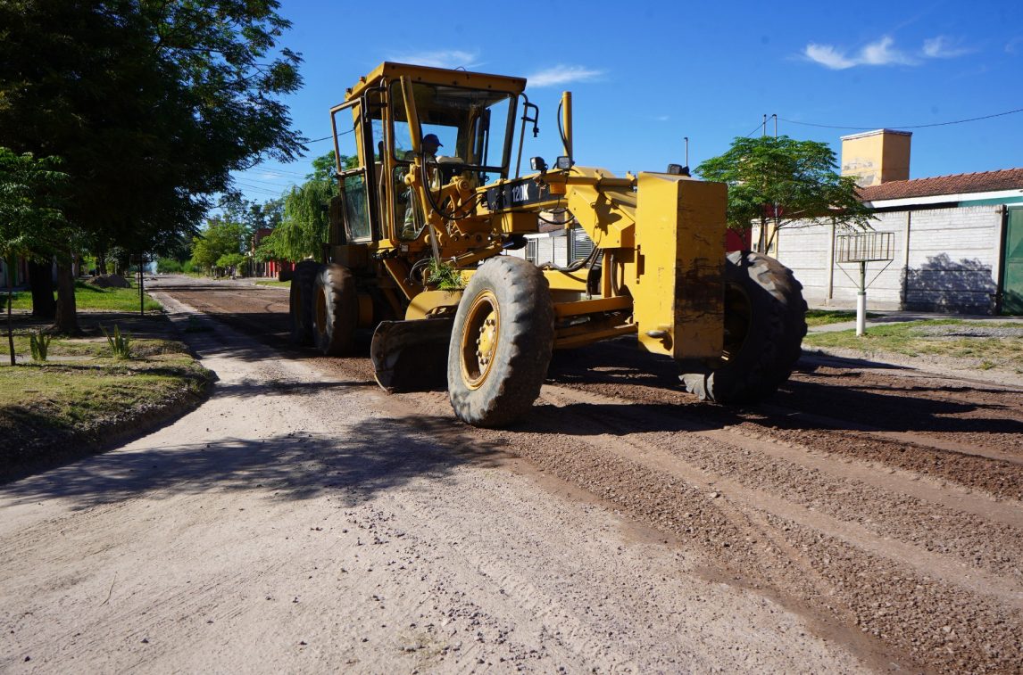 Refuerzan los trabajos de nivelación de las calles para mejorar la circulación