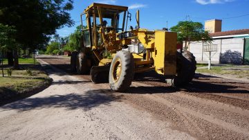 Refuerzan los trabajos de nivelación de las calles para mejorar la circulación