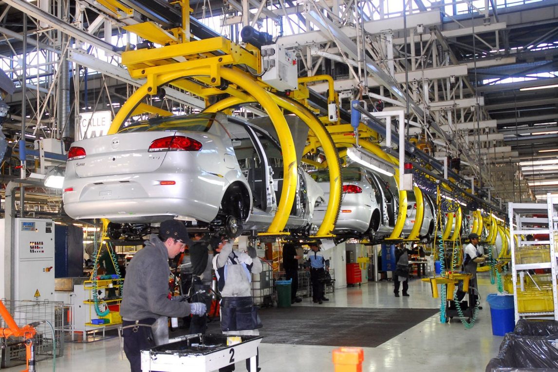 Industria en jaque: automotrices y textiles operan a menos del 35% de su capacidad