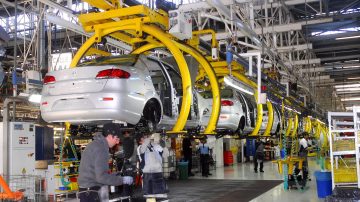 Industria en jaque: automotrices y textiles operan a menos del 35% de su capacidad