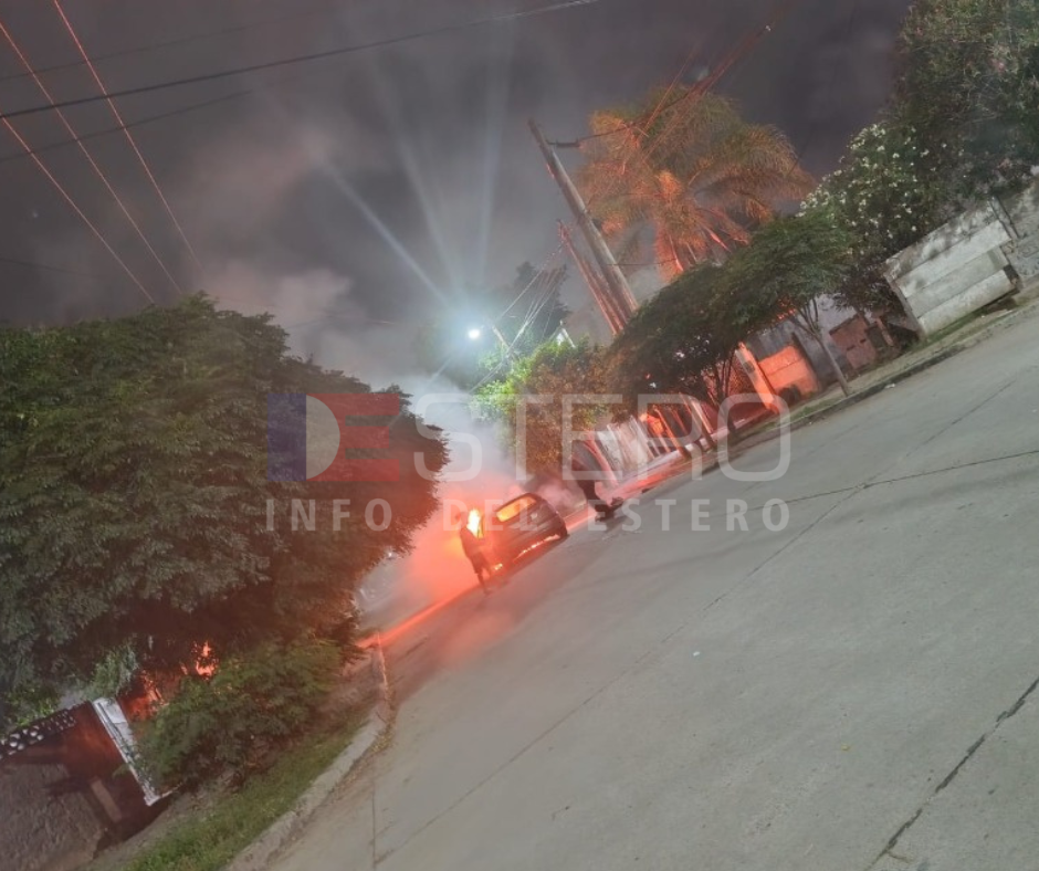 VIDEO. Susto en el barrio Sarmiento por el incendio de un automóvil en plena madrugada