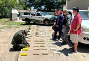 FOTOS. Una familia viajaba en una camioneta rellena con 65 kilos de cocaína