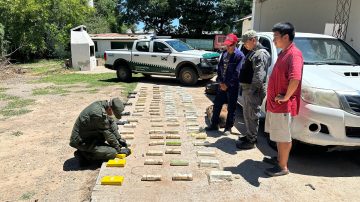FOTOS. Una familia viajaba en una camioneta rellena con 65 kilos de cocaína