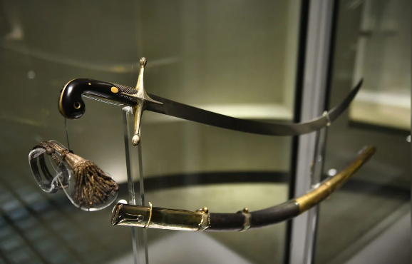 Por el traslado del sable corvo de San Martín, renunció la directora del Museo Histórico Nacional