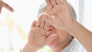 Denunció que sus dos hijas adictas se hicieron transferencias desde su cuenta y luego la golpearon