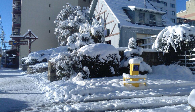 Sorpresiva nevada en pleno verano tiñó de blanco las cumbres de Bariloche y El Bolsón