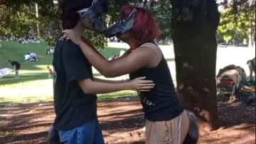 Revuelo en las redes: una pareja “therian” pidió canje en un salón para su casamiento a cambio de “mucha difusión”