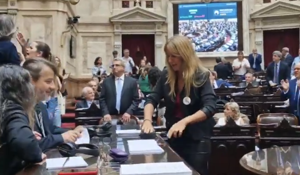 Carignano desenchufó los cables de los taquígrafos de la sesión y fue repudiada por Lemoine: “¡Pedazo de loca!”