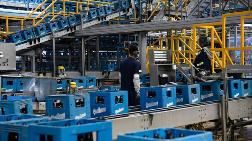Cervecería Quilmes eliminará un tercio de empleos y suprimirá dos turnos en una de sus principales plantas