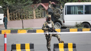 Pakistán lanzó ataques aéreos contra instalaciones de talibanes en Afganistán y aseguró que puede “aplastarlos”