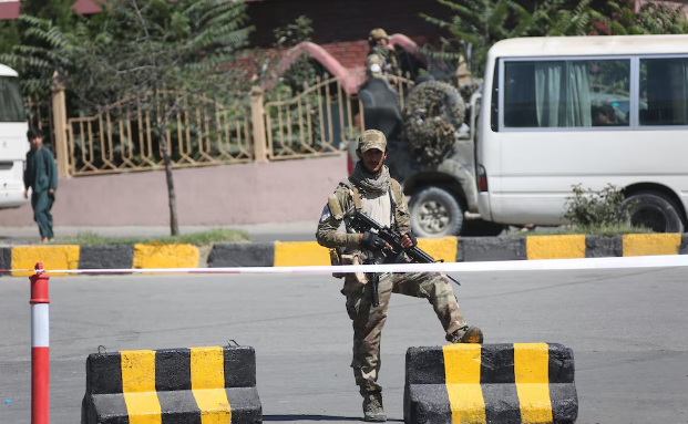 Pakistán lanzó ataques aéreos contra instalaciones de talibanes en Afganistán y aseguró que puede “aplastarlos”