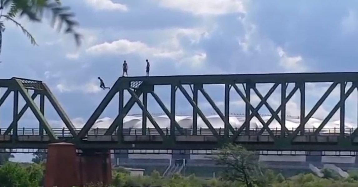 Imprudencia total: jóvenes se arrojan desde el Puente Negro pese a la crecida del Río Dulce