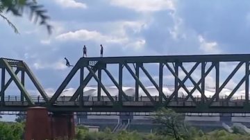Imprudencia total: jóvenes se arrojan desde el Puente Negro pese a la crecida del Río Dulce