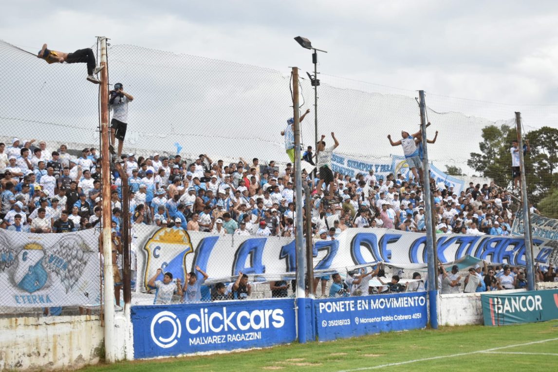 Fotos de los hinchas del Albo copando la cancha de General Paz Juniors