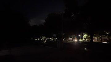 Vecinos denuncian falta de iluminación en una plaza inaugurada hace menos de un año