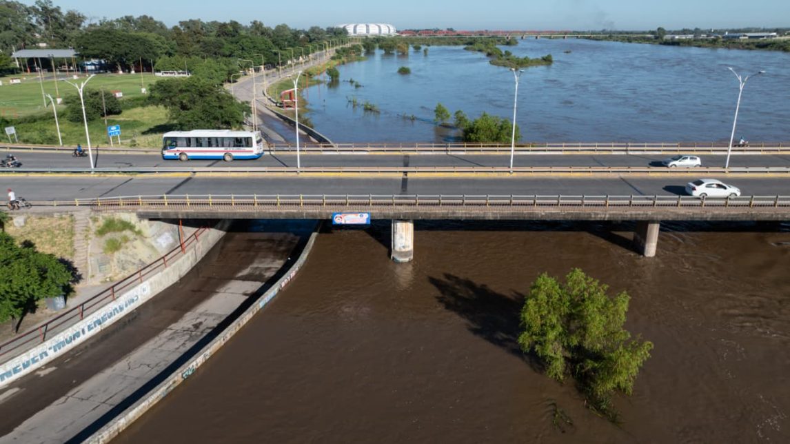 Continúa la crecida del río Dulce y refuerzan los controles en la zona de la costanera