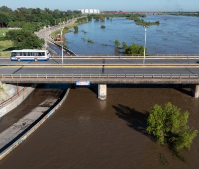 Continúa la crecida del río Dulce y refuerzan los controles en la zona de la costanera